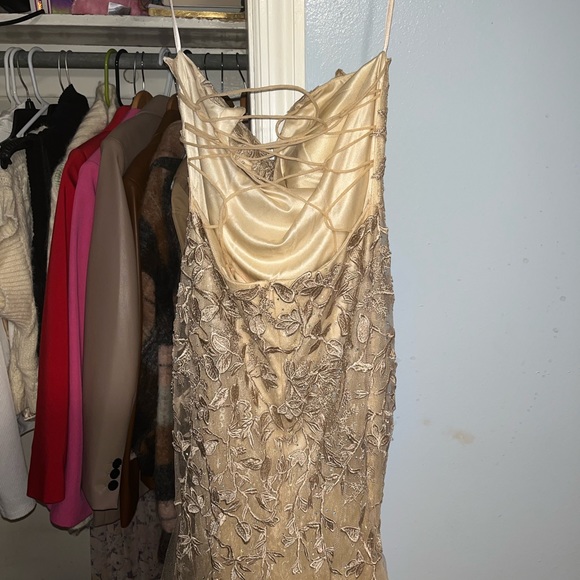 A beautiful nude/ beige gown. Size 6. From Amelia Couture. - Picture 4 of 6